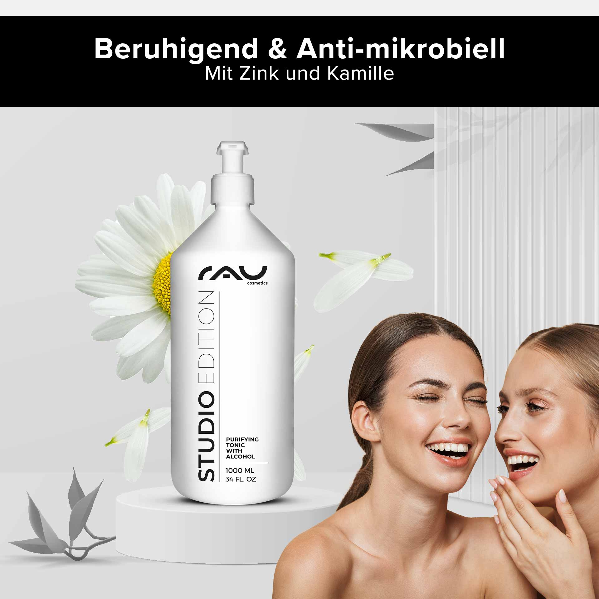 Purifying Tonic with alcohol 1000 ml gegen unreine Haut RAU Cosmetics Purifying Tonic, 1000-ml-Flasche mit Alkohol, mit beruhigenden Inhaltsstoffen wie Zink und Kamille, neben zwei lächelnden Frauen, die gesunde Haut in einem Schönheitskontext präsentieren.