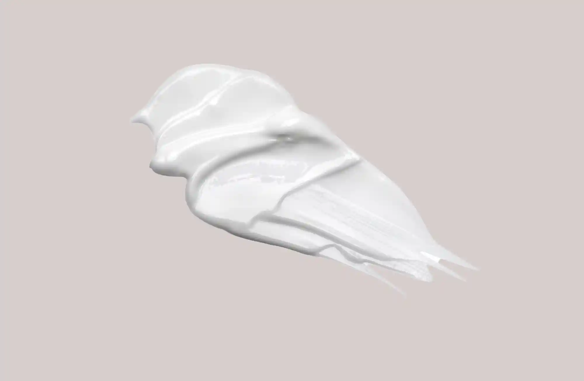 Ein glänzender, weißer Creme-Augenroller für die Hautpflege von RAU Cosmetics, mit einer leichten, gefiederten Textur.