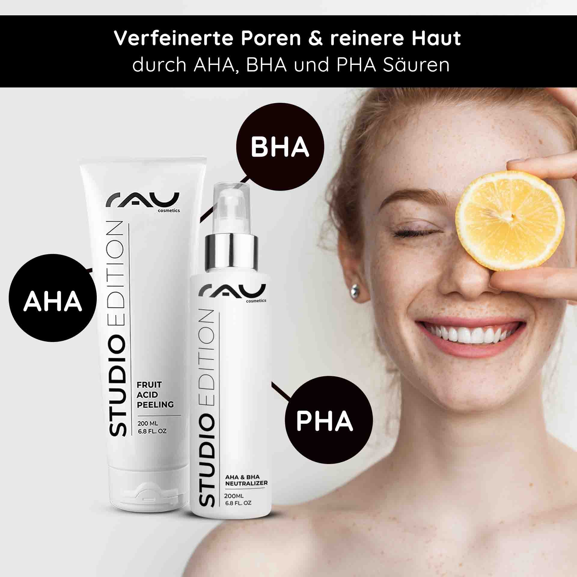 Frau mit fröhlichem Lächeln, hält Zitrone vor ihrem Gesicht, präsentiert RAU Cosmetics Produkte: Fruchtsäurepeeling und AHA & BHA Neutralisierer, betont Vorteile von AHA, BHA und PHA für verfeinerte Poren und reine Haut.