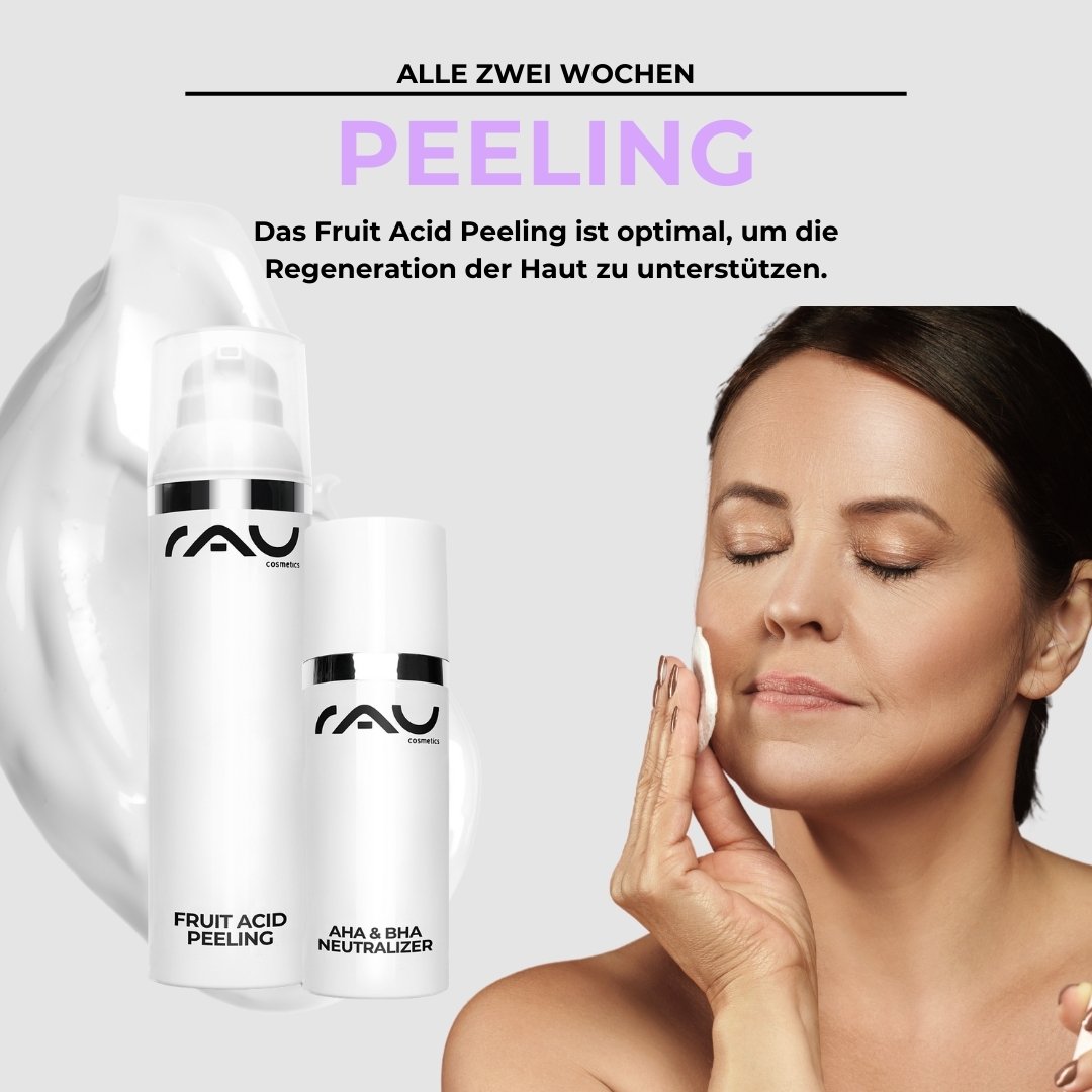 Frau mit reifer Haut, die sanft das AHA & BHA Neutralizer aufträgt, um die Hautregeneration zu unterstützen, neben den Produkten "Fruit Acid Peeling" und "AHA & BHA Neutralizer" von RAU Cosmetics.