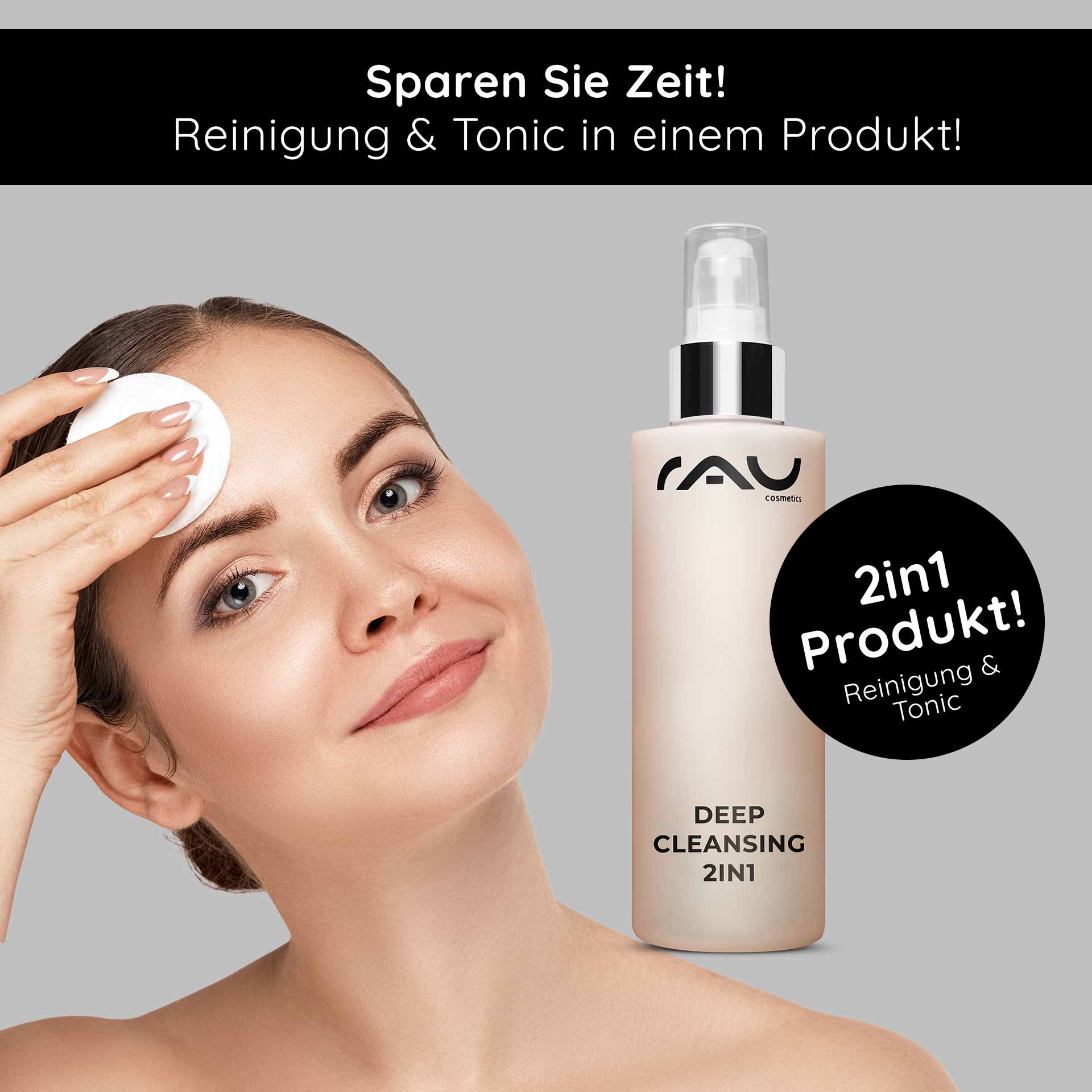 Deep Cleansing 2in1 200 ml 2in1 Gesichtswasser Frau mit Wattepad, das Gesicht reinigend, neben Flasche von RAU Cosmetics Deep Cleansing 2in1, Betonung auf Reinigung und Tonic in einem Produkt.