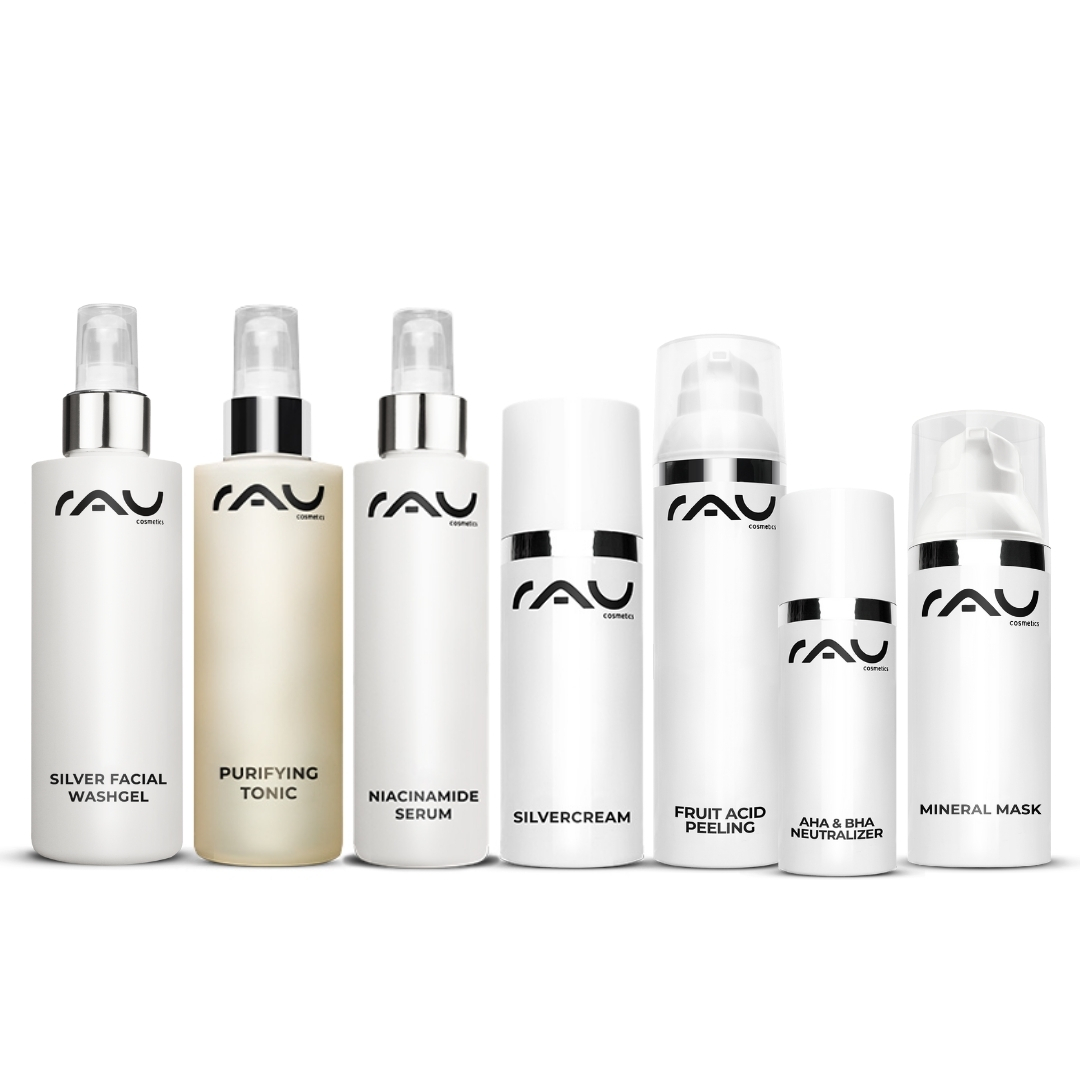 Profi Pflegeroutine für unreine fettige Haut Profi Pflegeroutine für unreine fettige Haut von RAU Cosmetics, bestehend aus Reinigungsgel, Spezial Tonic, Niacinamid Serum, Silverskin-Creme, Fruchtsäurepeeling, AHA & BHA Neutralizer und Mineralmaske, auf weißem Hintergrund.