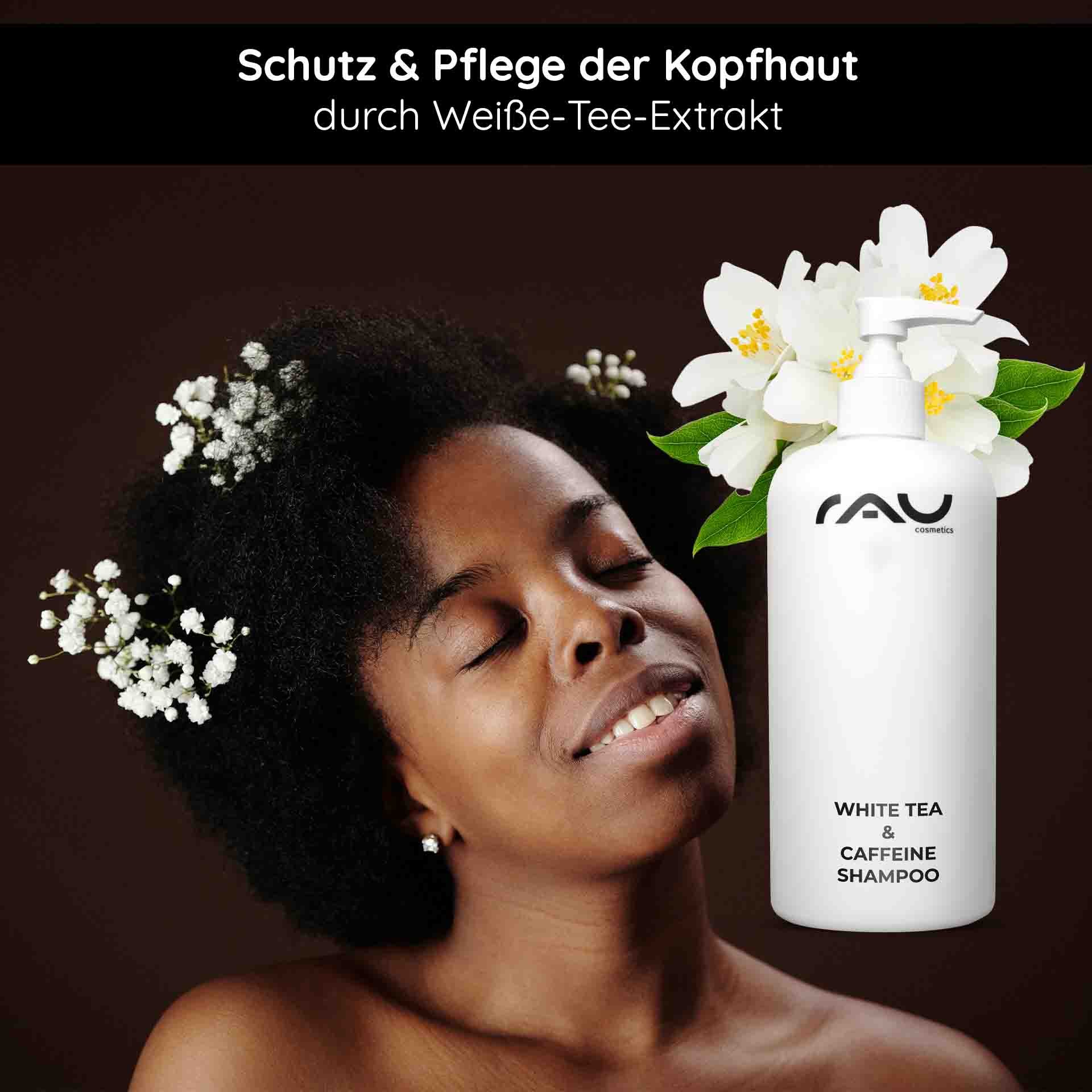 RAU Cosmetics White Tea & Caffeine Shampoo – 500 ml Flasche mit Pumpverschluss, umgeben von weißen Blüten und grünen Blättern, die Frische und Pflege symbolisieren.