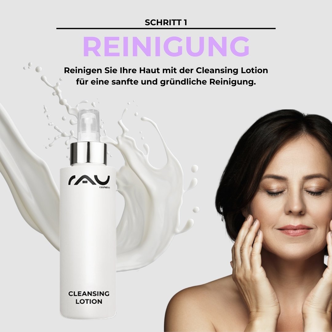 Eine Flasche Reinigungslotion von RAU Cosmetics mit einer Frau, die sie sanft auf ihr Gesicht aufträgt. Dies stellt den ersten Schritt der fortgeschrittenen Hautpflegeroutine für reife Haut dar.