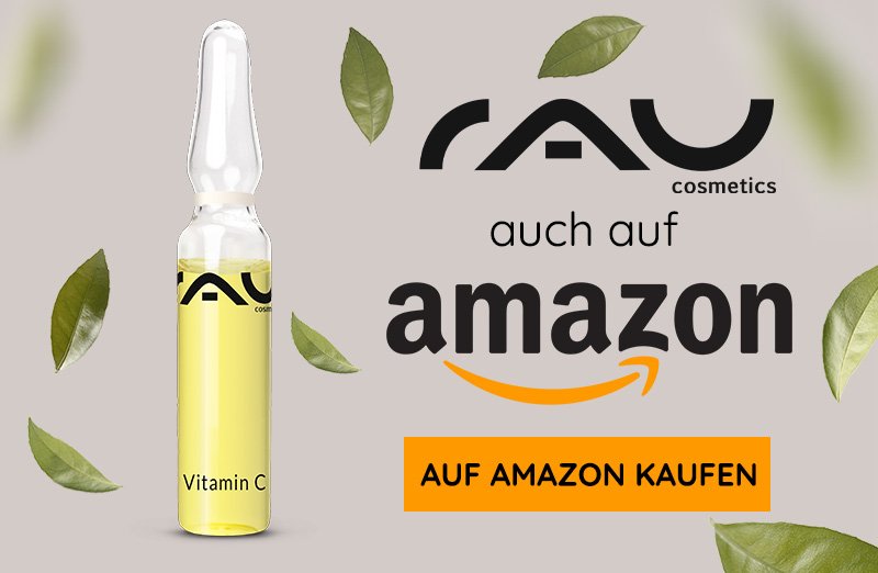 RAU Cosmetics Vitamin C Serum in klarer Ampulle, gelbe Flüssigkeit mit grünen Blättern, „AUF AMAZON KAUFEN“-Schriftzug und Amazon-Logo.