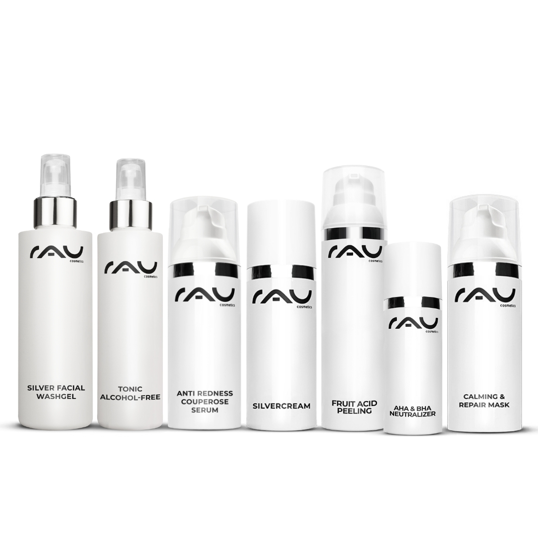 Profi Pflegeroutine bei Couperose Profi Pflegeroutine für Couperose von RAU Cosmetics, bestehend aus sieben Produkten: Silber Waschgel, alkoholfreies Tonic, Anti-Rötungen Serum, Silvercream, Fruchtsäurepeeling, AHA & BHA Neutralizer und beruhigende Pflege Maske, auf weißem Hintergrund.