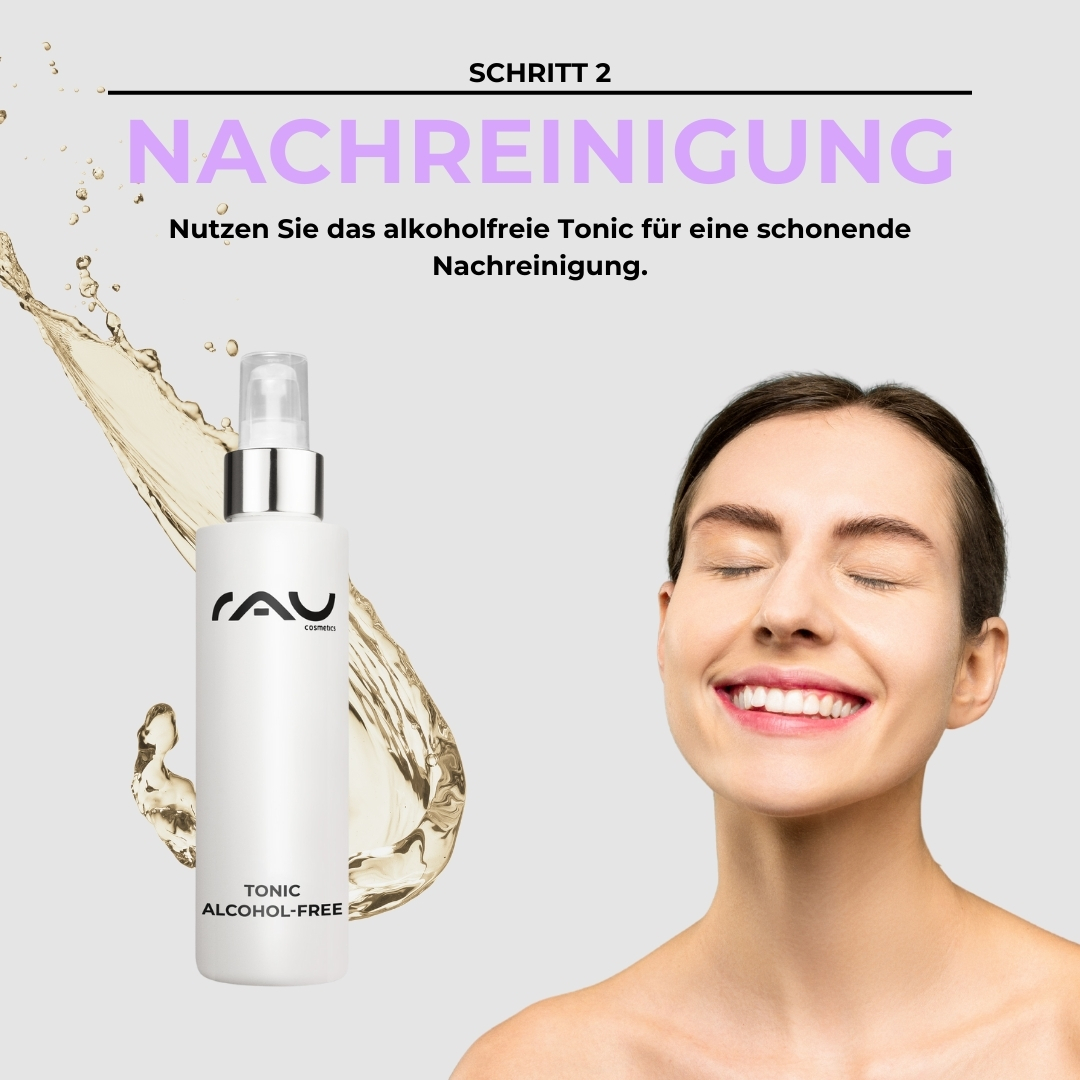 Profi Pflegeroutine bei Couperose Flasche mit RAU alkoholfreiem Tonic für Nachreinigung, lächelnde Frau mit geschlossenen Augen, sanfter Hintergrund, Schritt 2 der Profi Pflegeroutine für Couperose.