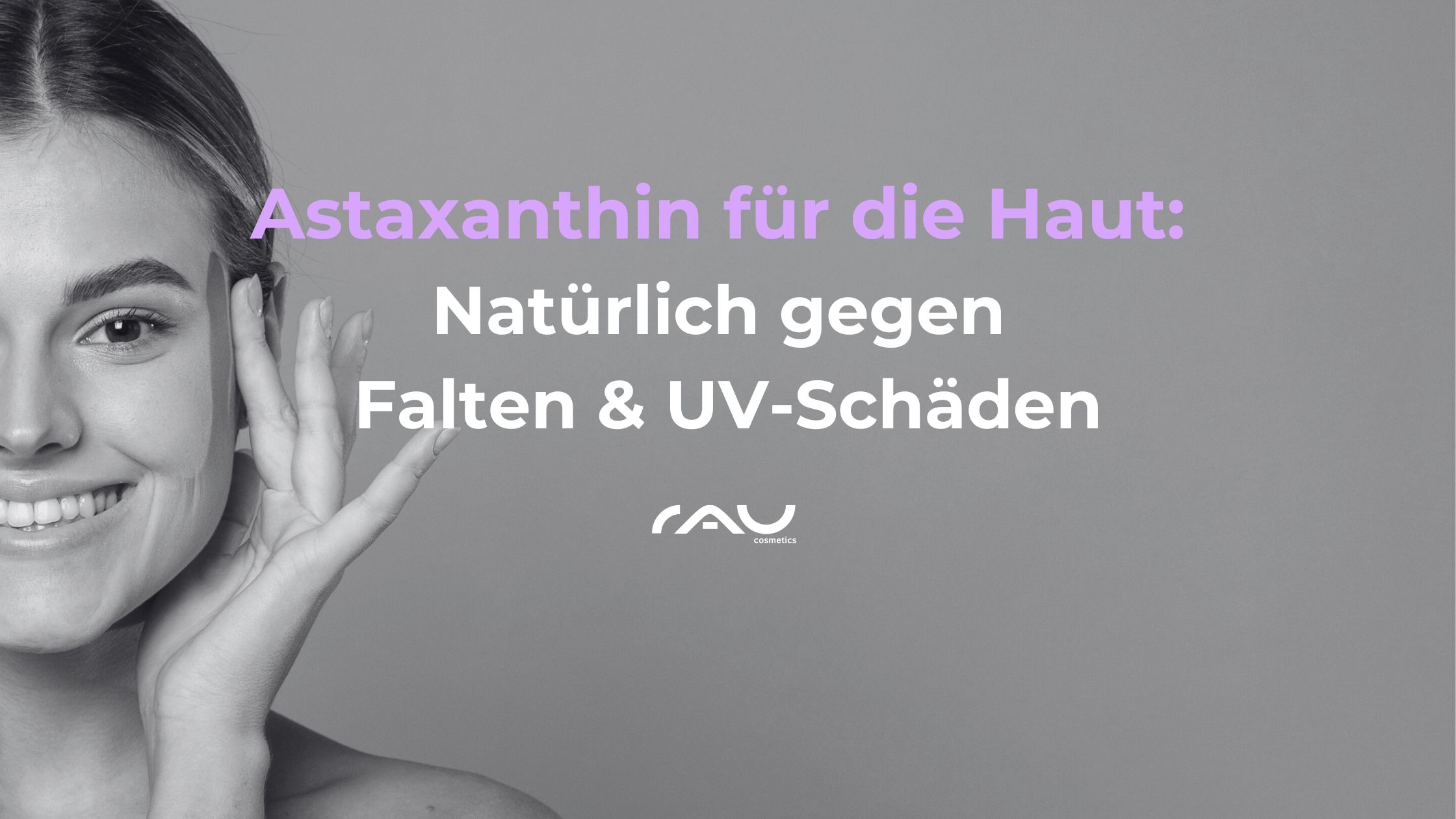 Astaxanthin Astaxanthin für die Haut, lächelnde Frau mit Hand am Gesicht, Text über natürlichen Schutz gegen Falten und UV-Schäden, RAU Cosmetics Logo.