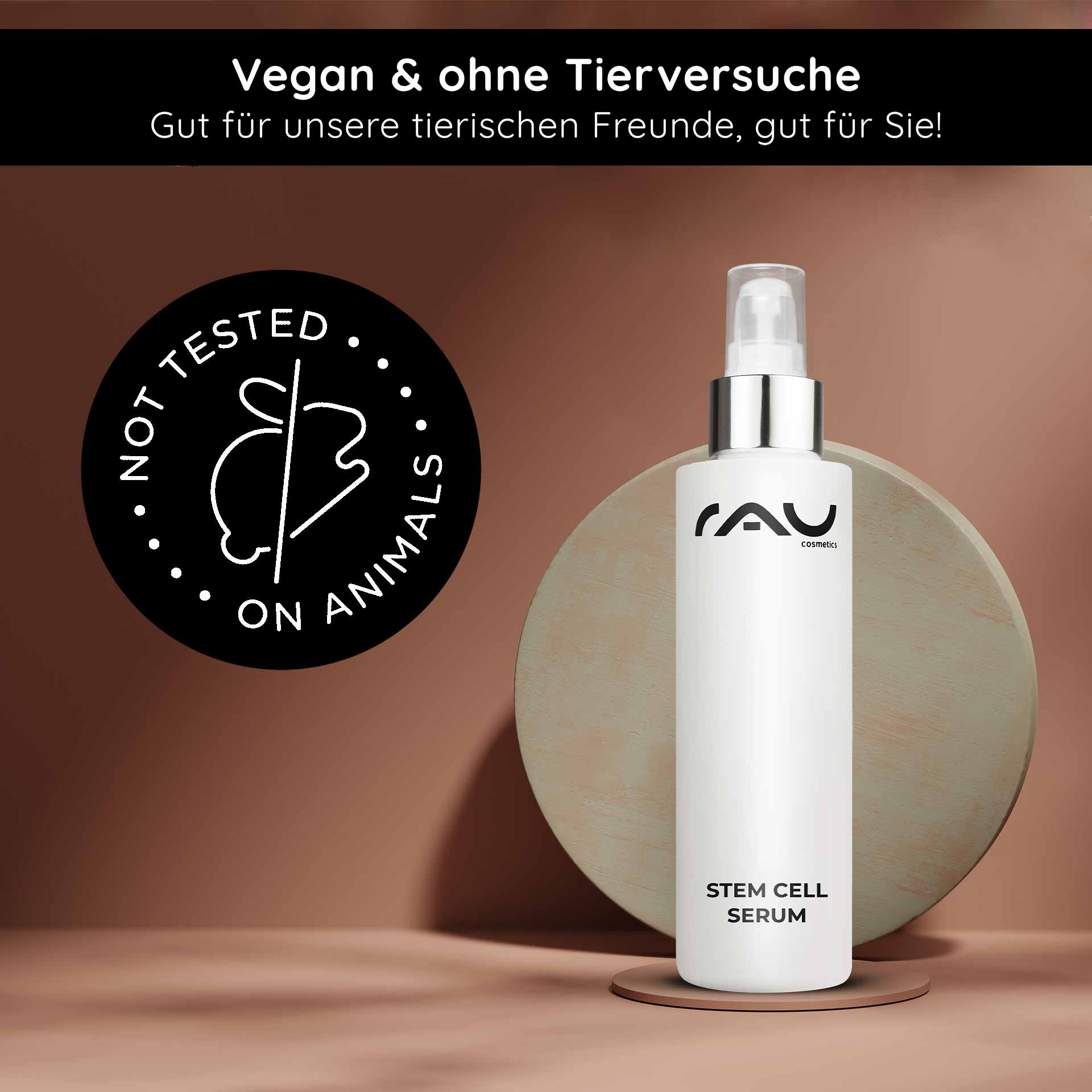 Stem Cell Serum 100 ml Anti-Aging Stammzellen Serum für reife & trockene Haut Flasche des RAU Cosmetics Stem Cell Serum auf einem runden Sockel mit dem Logo „Nicht an Tieren getestet“, das die vegane und tierversuchsfreie Hautpflege für reife Haut unterstreicht.