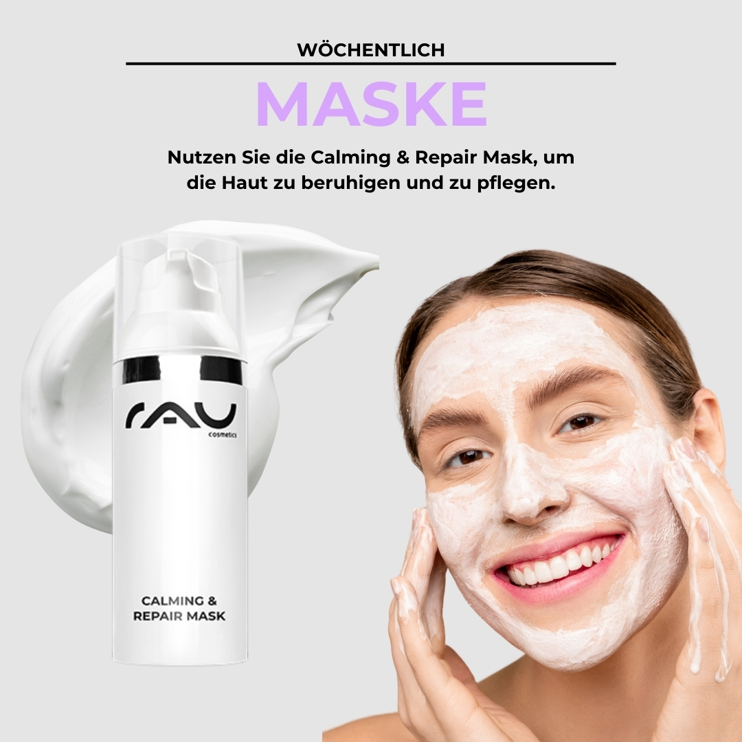 Profi Pflegeroutine bei Couperose Frau mit lächelndem Gesicht, die die RAU Cosmetics Calming & Repair Mask aufträgt, um die Haut zu beruhigen und zu pflegen, mit cremiger Maske im Hintergrund.