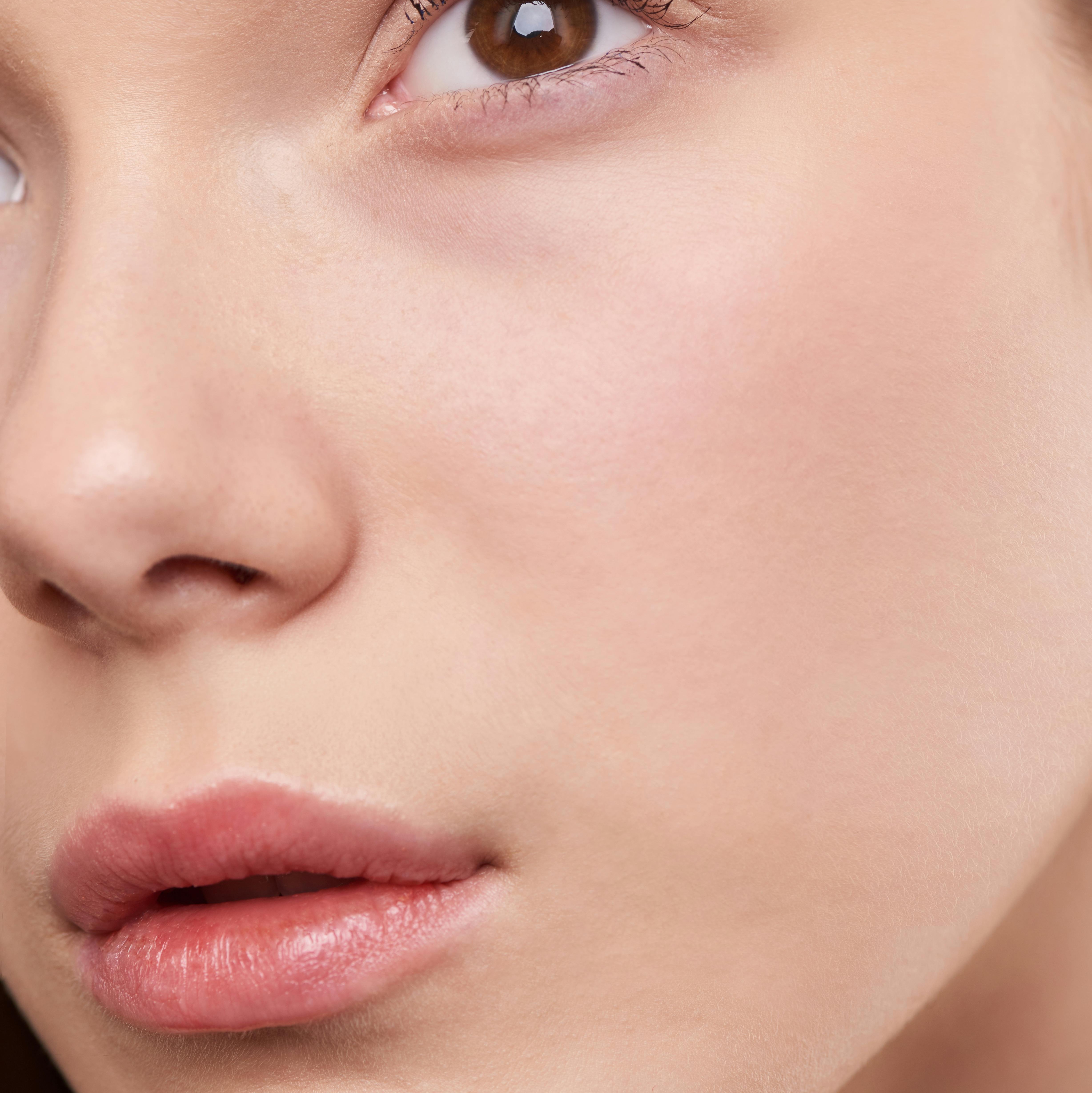 pexels-shiny-diamond-3373716 Nahaufnahme eines Gesichts mit natürlichen Lippenfarben, betont die Bedeutung von Lippenpflege und Gesundheit im Kontext von RAU Cosmetics.