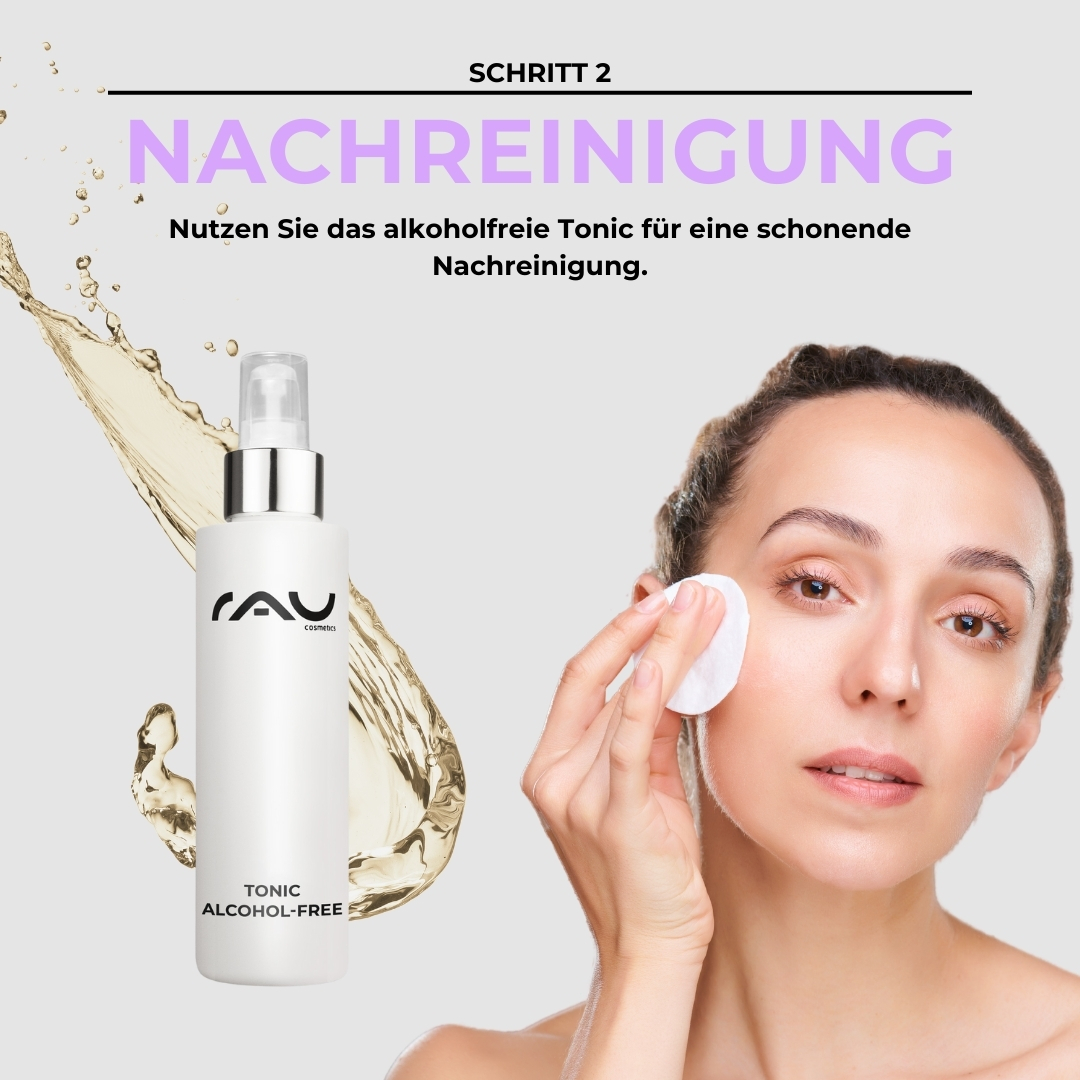 Basis Pflegeroutine für trockene Haut Alkoholfreies Tonic von RAU Cosmetics zur sanften Reinigung, Frau trägt Tonic mit Wattepad auf das Gesicht auf, Schritt 2 der grundlegenden Hautpflegeroutine für trockene Haut.