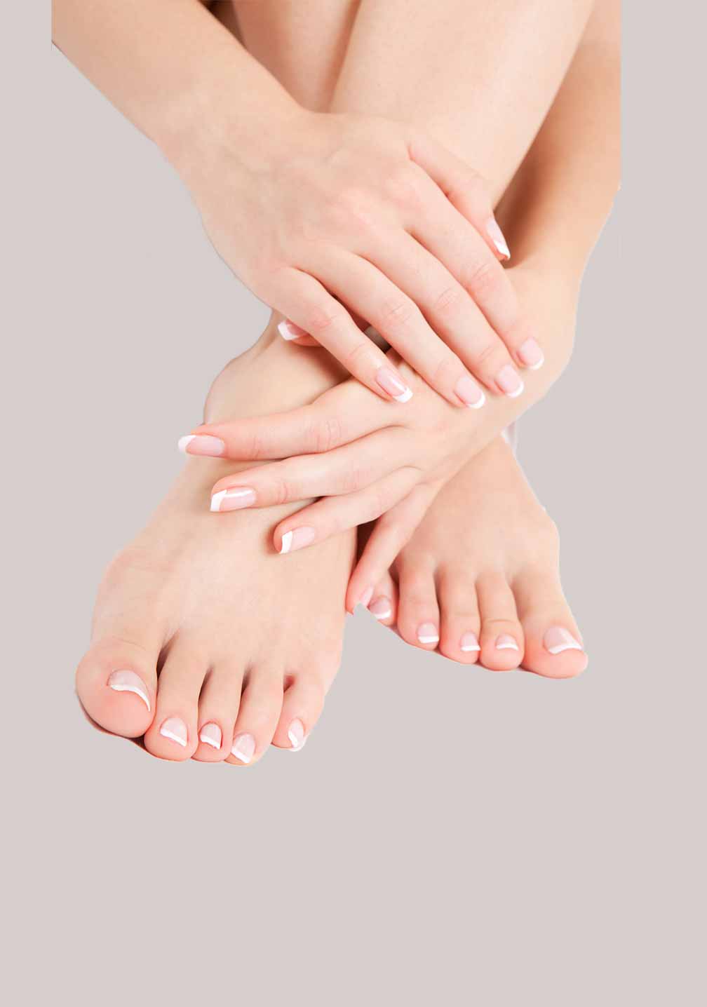 Hände und Füße mit gepflegten Nägeln, die die Silber Hand- und Fußcreme von RAU Cosmetics präsentieren.