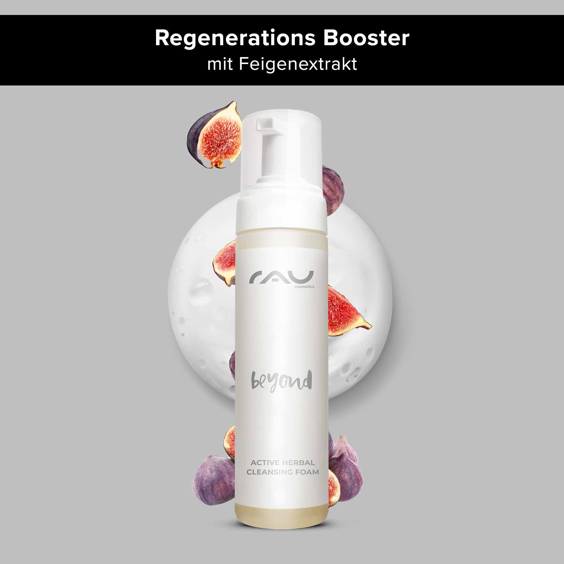 Flasche „Beyond Active Herbal Cleansing Foam“ von RAU Cosmetics mit Feigenextrakt, umgeben von Feigen und Blasen, die die sanfte Gesichtsreinigung und die natürlichen Inhaltsstoffe betonen.