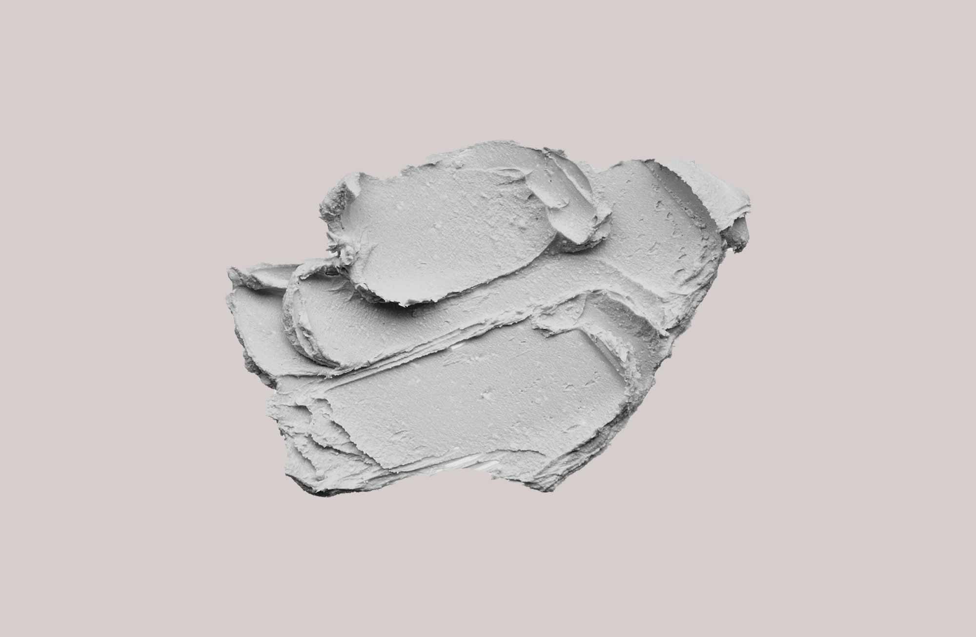 Texturierte weiße Farbe auf neutralem Hintergrund, zeigt Pinselstriche; RAU Cosmetics Silvercream für unreine Haut.