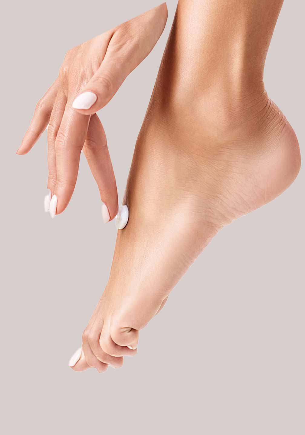 Händepflegecreme wird auf einen Fuß auf glatter Haut aufgetragen - RAU Kosmetikprodukt zur Fußpflege.