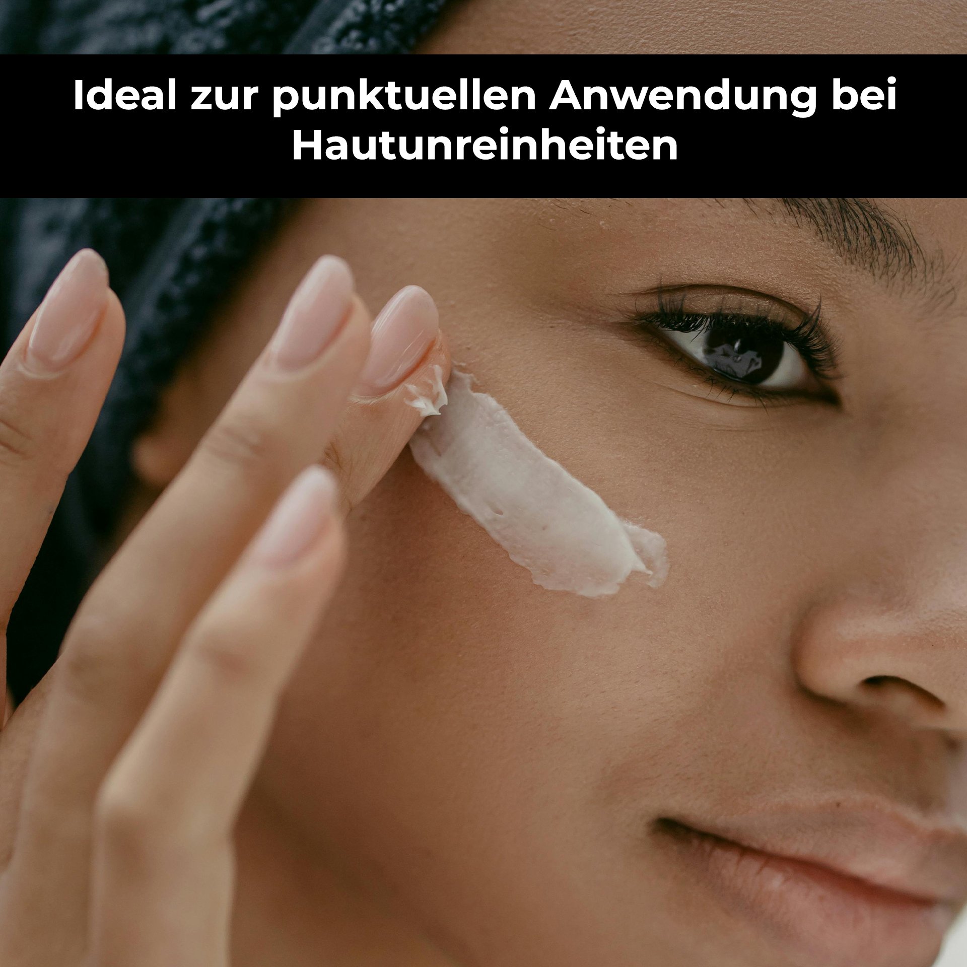 Cremige weiße Textur auf Fingerspitze, glatte Konsistenz mit leichtem Glanz