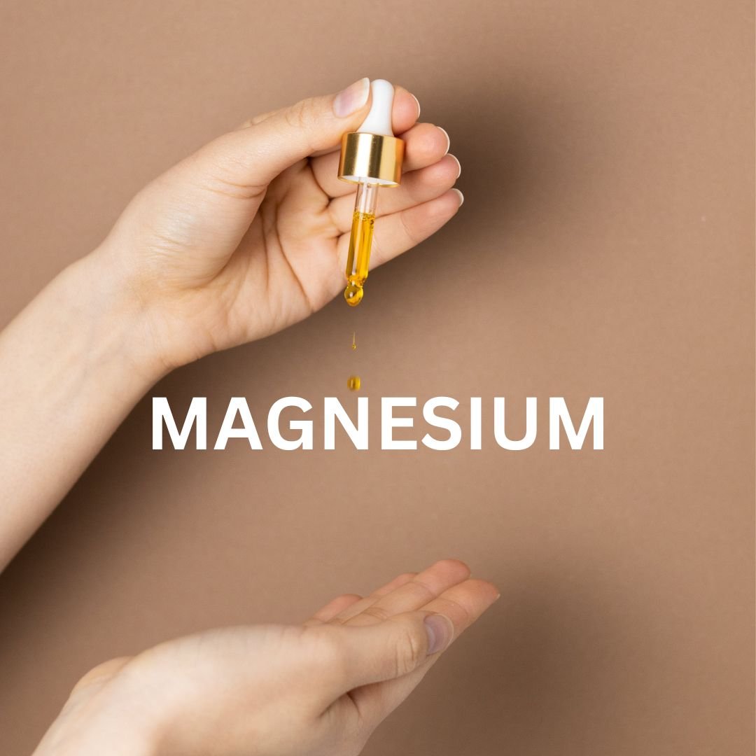 Eine Hand hält eine Tropfflasche, aus der Magnesiumöl über die offene Handfläche abgegeben wird, und betont damit die Bedeutung von Magnesium für die Aufnahme durch die Haut und die gesundheitlichen Vorteile.