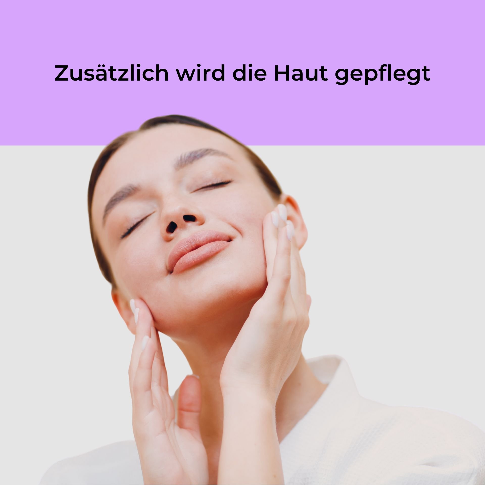 Frau mit geschlossenen Augen und sanftem Lächeln, die mit beiden Händen ihr Gesicht berührt, umgeben von einem hellen, neutralen Hintergrund, symbolisiert Hautpflege und Entspannung.