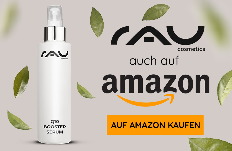 RAU Cosmetics Q10 Booster Serum in einer weißen Sprühflasche, mit Amazon-Kaufoptionen und minimalistischem Design.