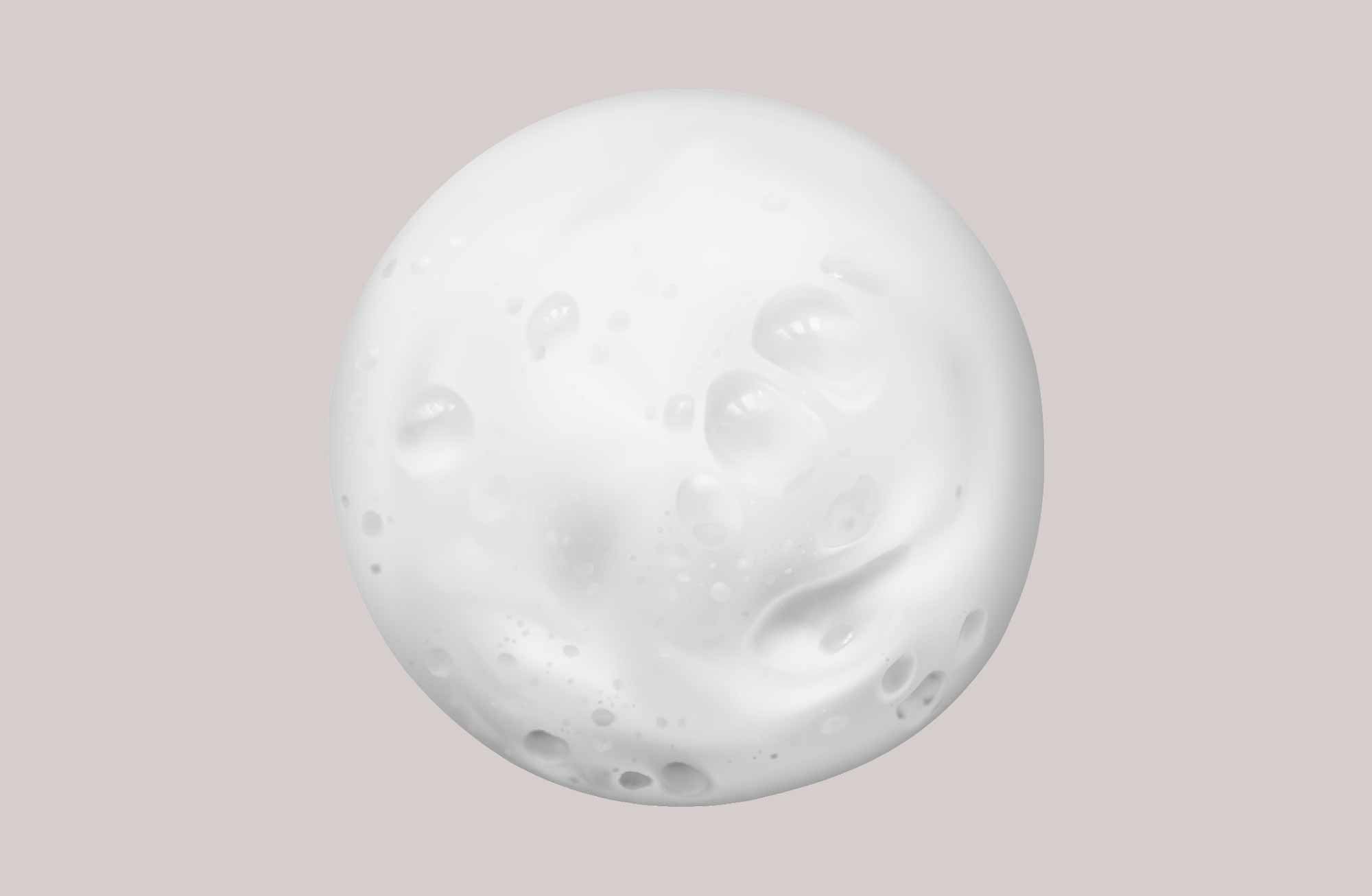 Runde, weiße Schaumblase auf neutralem Hintergrund, symbolisiert RAU Kosmetik für Gesichtspflegeprodukte.