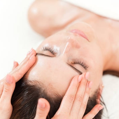 lymphdrainage_unreine_haut Frau erhält Lymphdrainage-Gesichtsbehandlung zur Verbesserung des Lymphflusses und Linderung von Hautproblemen.