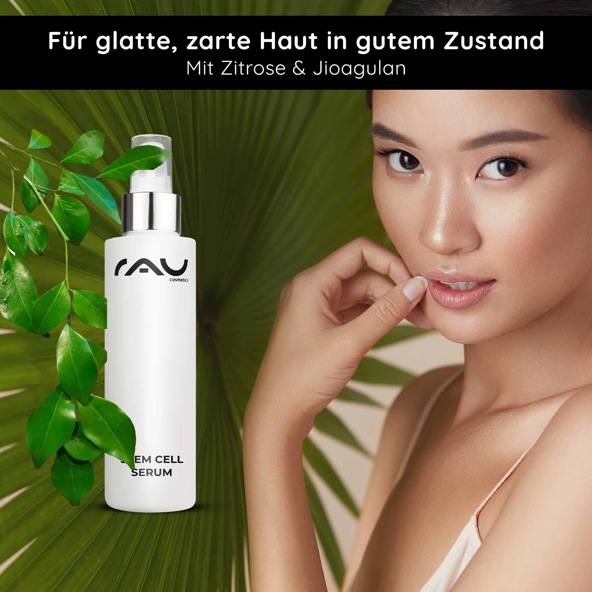 Stem Cell Serum 100 ml Anti-Aging Stammzellen Serum für reife & trockene Haut Flasche des RAU Stem Cell Serum mit einem Modell, das glatte Haut zeigt, umgeben von grünen Blättern, und die Anti-Aging-Vorteile mit Jiaogulan und Zistrose hervorhebt.