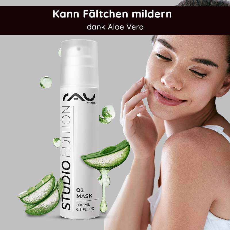 O2 Mask 200 ml duftende Maske mit Aloe Vera & Ginkgo Die Verpackung der RAU Cosmetics O2-Maske mit Aloe-Vera-Elementen wirbt mit hautpflegenden Vorteilen für einen glatteren Teint und wird neben einem lächelnden Model mit gesunder Haut präsentiert.