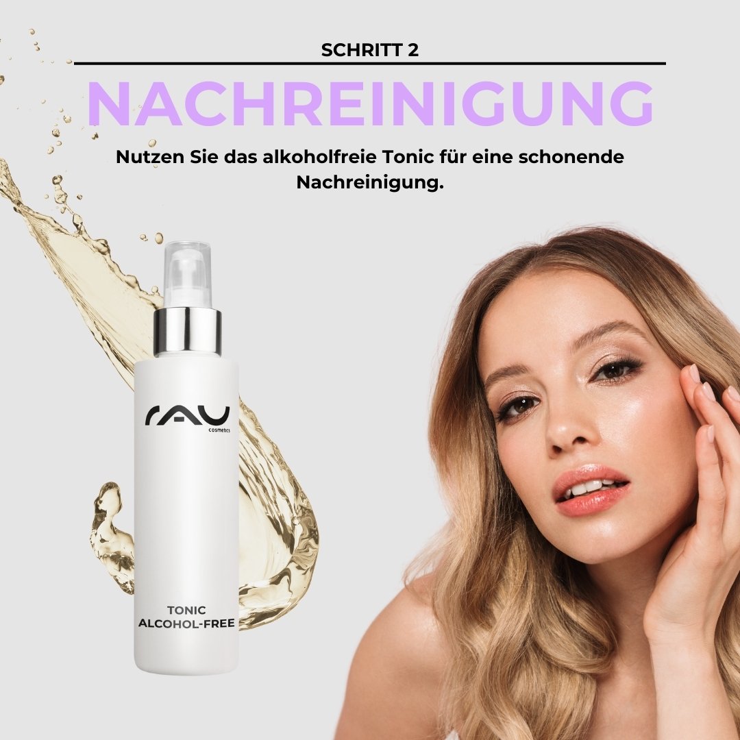 Alkoholfreies Tonic von RAU Cosmetics für die Nachreinigung, mit ansprechender Darstellung einer Frau, die ihre Haut berührt, und einem fließenden Flüssigkeitsdesign im Hintergrund.