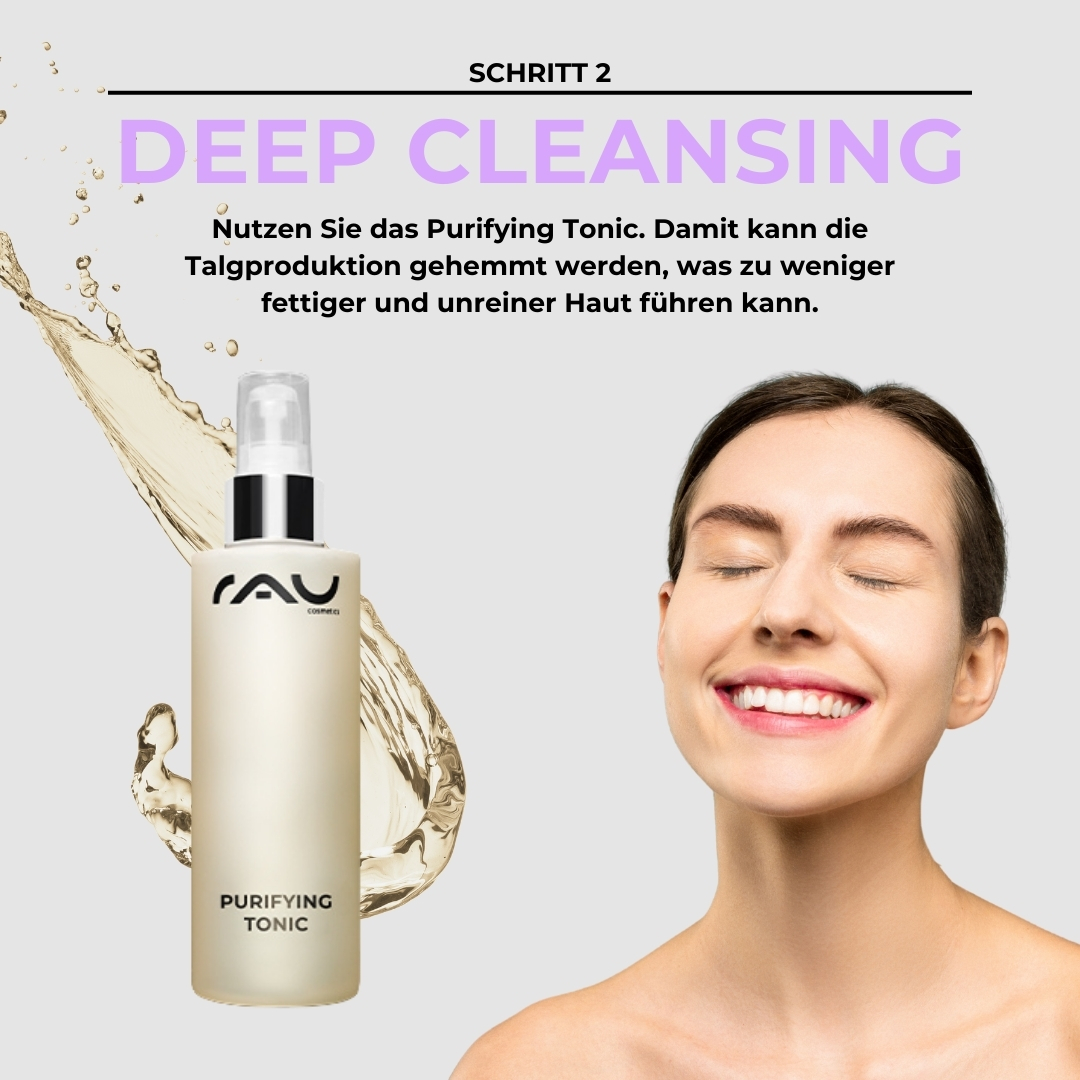 Profi Pflegeroutine für unreine fettige Haut Flasche des RAU Cosmetics Purifying Tonic mit spritzendem Wasser, lächelnde Frau mit geschlossenen Augen, Schritt 2 der Profi Pflegeroutine für unreine fettige Haut.